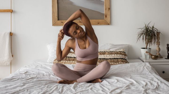 5 ejercicios de yoga para hacer en la cama
