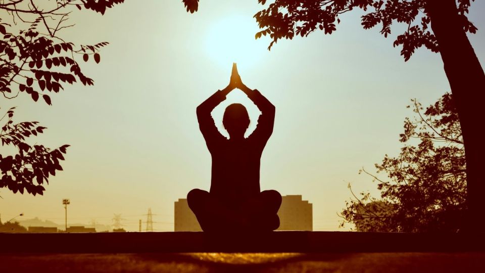 Descubre cómo es que la yoga ayuda a la salud menta