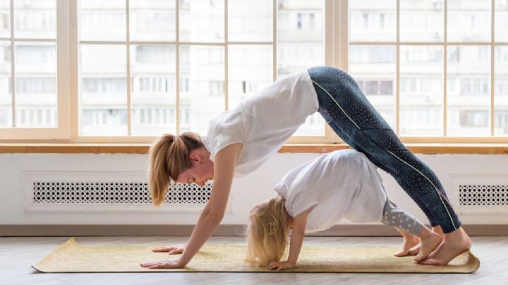 Posturas de yoga para padres e hijos: 4 ejercicios fáciles y divertidos en familia